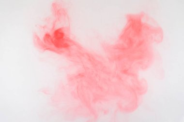 Arka planda kanlı lekeler var. Lekeli. Kırmızı duman arka planı. Suyun arka planında suluboya kırmızı. Suda kırmızı hareket mürekkebi