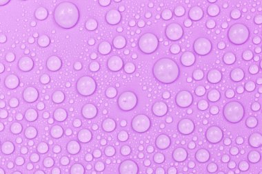 Mor arkaplan dokusuna su damlaları. Arkaplan camı su damlalarıyla kaplı. Suda mor kabarcıklar