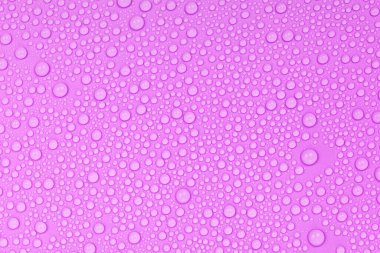 Mor arkaplan dokusuna su damlaları. Arkaplan camı su damlalarıyla kaplı. Suda mor kabarcıklar