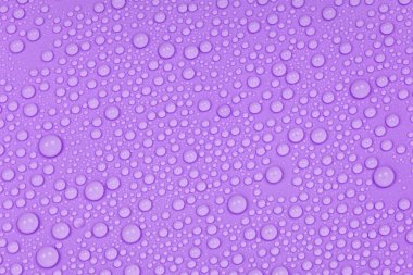 Mor arkaplan dokusuna su damlaları. Arkaplan camı su damlalarıyla kaplı. Suda mor kabarcıklar