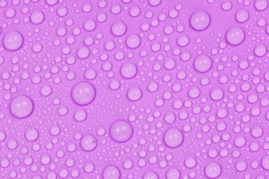 Mor arkaplan dokusuna su damlaları. Arkaplan camı su damlalarıyla kaplı. Suda mor kabarcıklar