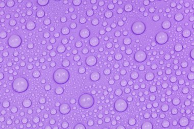 Mor arkaplan dokusuna su damlaları. Arkaplan camı su damlalarıyla kaplı. Suda mor kabarcıklar