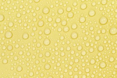 Sarı arkaplan dokusuna su damlaları. Arkaplan camı su damlalarıyla kaplı. Suda sarı kabarcıklar. bira dokusu