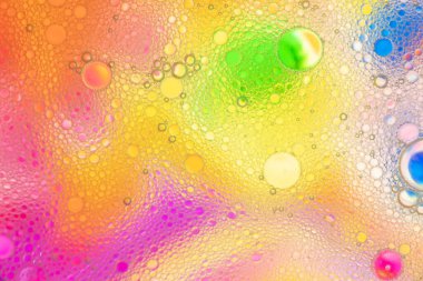 Yağ ve su sarısı bira baloncuklarının soyut görüntüsü. Modern tasarım arka planı için suyun üzerindeki yağ damlasının sarı ve beyaz sanatsal görüntüsü