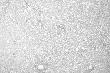 Yağ ve su sarısı bira baloncuklarının soyut görüntüsü. Modern tasarım arka planı için suyun üzerindeki yağ damlasının sarı ve beyaz sanatsal görüntüsü