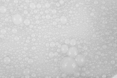 Su arka planında küçük sabun köpüklerinin dokusu. köpük