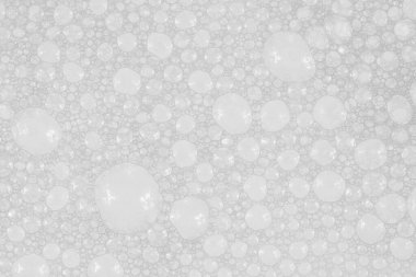 Su arka planında küçük sabun köpüklerinin dokusu. köpük