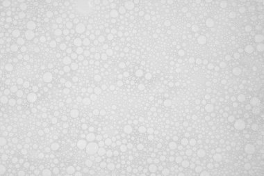 Su arka planında küçük sabun köpüklerinin dokusu. köpük