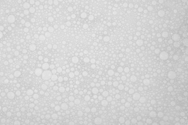 Su arka planında küçük sabun köpüklerinin dokusu. köpük