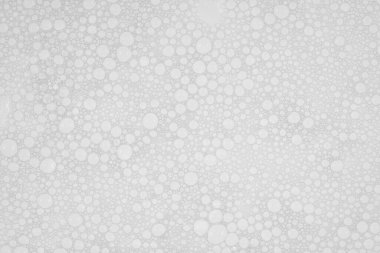 Su arka planında küçük sabun köpüklerinin dokusu. köpük