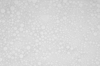 Su arka planında küçük sabun köpüklerinin dokusu. köpük