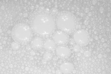 Su arka planında küçük sabun köpüklerinin dokusu. köpük