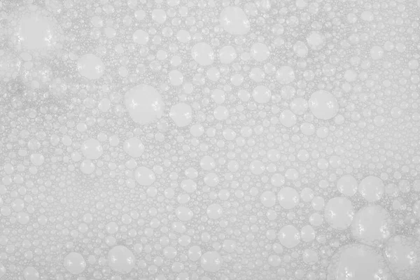 Su arka planında küçük sabun köpüklerinin dokusu. köpük