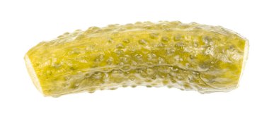 Beyaz arka planda izole edilmiş salatalık turşusu. Salamura turşu. Salatalık salatalıkları yakın.