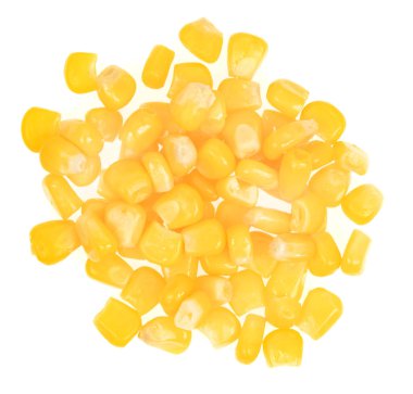 Beyaz arka planda izole edilmiş tatlı sarı mısır tohumları. Çiğ taze mısır dokusu yakından geliyor. makro