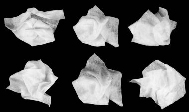 Kolaj ıslak mendilleri siyah arka planda izole edilmiş. Kullanılmış ıslak beyaz peçeteler