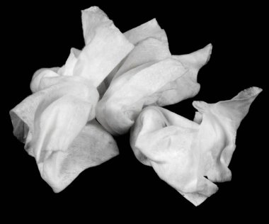 Islak mendiller siyah arka planda izole edilmiş. Kullanılmış ıslak beyaz peçeteler