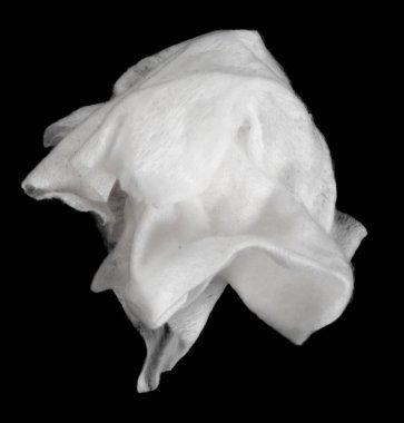 Islak mendiller siyah arka planda izole edilmiş. Kullanılmış ıslak beyaz peçeteler