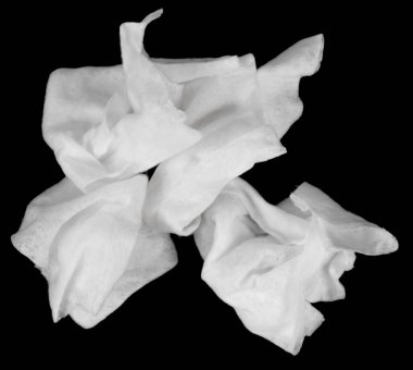 Islak mendiller siyah arka planda izole edilmiş. Kullanılmış ıslak beyaz peçeteler