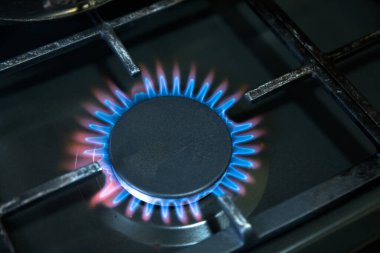 Mutfakta gaz var. Karanlık sırtüstü.