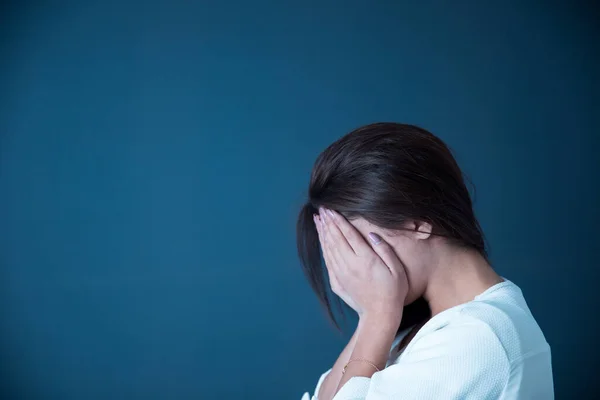 Mulher Triste Mão Cara Backgroun Azul — Fotografia de Stock