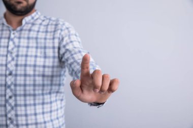 Gri arka grubunda bir adam ekrana dokunuyor