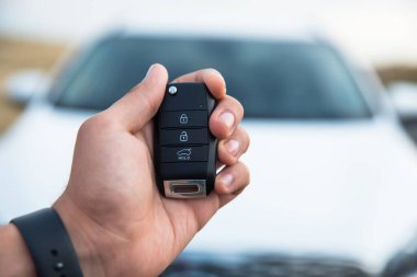 Kadın el arabasının anahtarı arabanın arka tarafında.