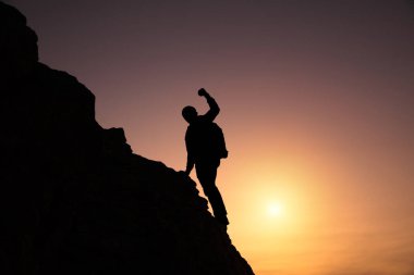 Gündoğumunda dağa tırmanacak bir adam