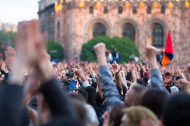 Siyasi bir gösteride protestonun yükseltilmiş yumruğu