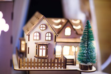 Noel ağacı olan ahşap ev