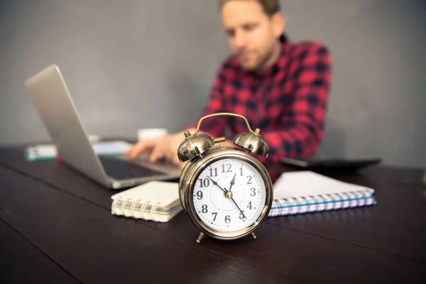 Homme Travaillant Avec Horloge Sur Bureau Des — Photo