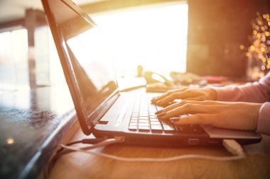 Ofisteki bilgisayarda çalışan kadınlar