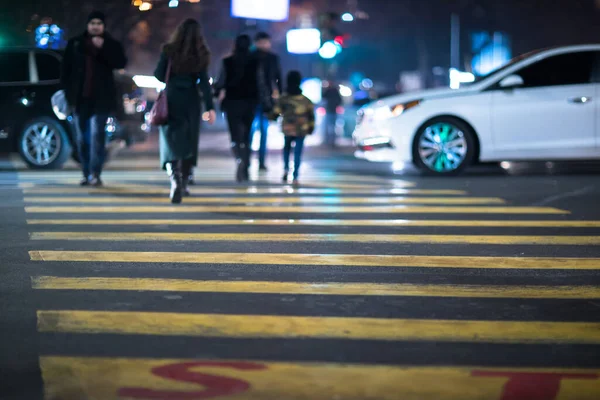 Menschen Gehen Nachts Über Fußgängerüberweg — Stockfoto