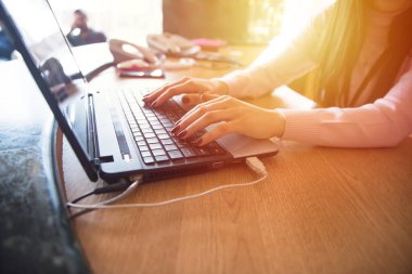 Bilgisayarda çalışan bir kadın.