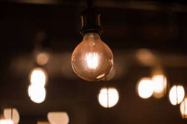 Gece sokağında ampuller yandı