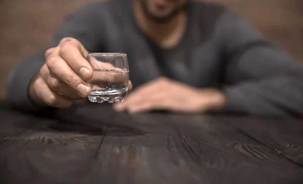 Homem Mão Vidro Vodka Des Madeira — Fotografia de Stock