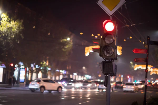 Helle Ampel Leuchtet Nachts Straßenlaterne — Stockfoto