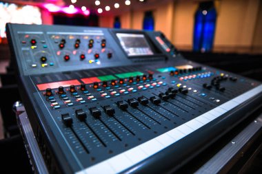 Ses ekipmanları, dijital stüdyo mikserinin kontrol paneli