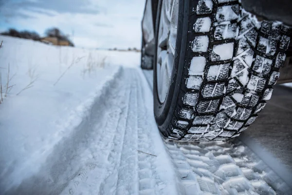 Winterreifen Auf Verschneiten Straßen — Stockfoto