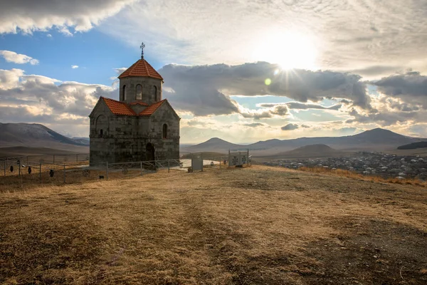 Iglesia Montaña Bajo Cielo Backgroun —  Fotos de Stock