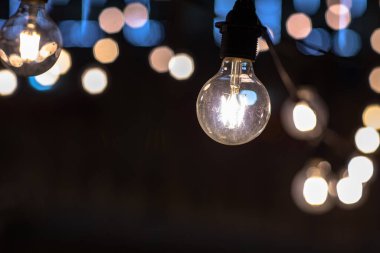 Gece Sokağındaki Ampuller