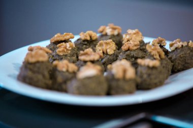 Kekin üzerinde fındıklar