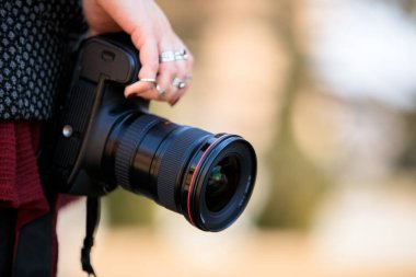 Kadın el kamerası caddenin arkasında.