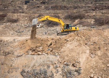 Büyük sarı bir buldozer.