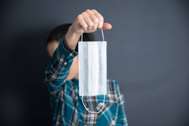 Gri sırt grubunda kadın el maskesi ve dur işareti