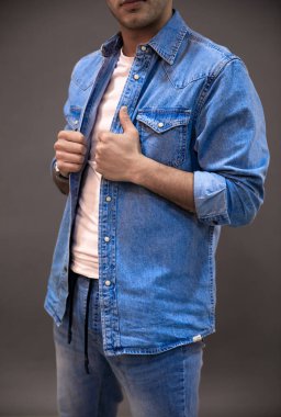 Erkek Kotları Gömleği stüdyoda.