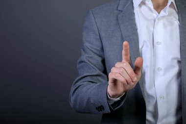 Genç işadamı dokunuyor