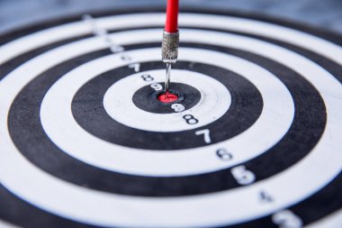 Hedef merkezdeki okları dartlar