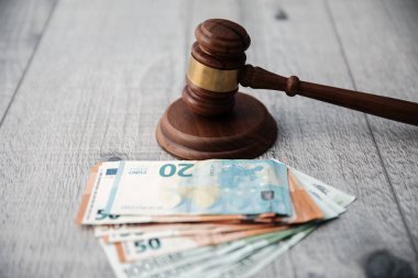 Masada parası olan bir yargıç.