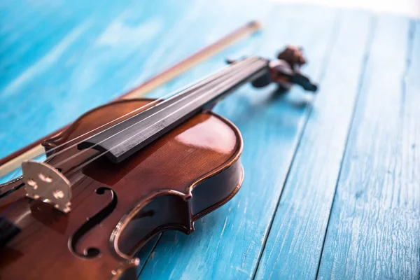Violin Det Blå Träbordet Backgroun — Stockfoto